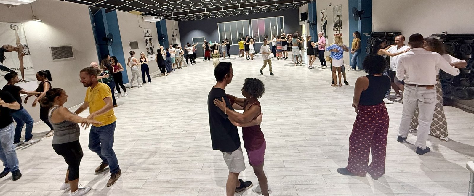 Cours de Bachata Sensual — moment de pratique en studio