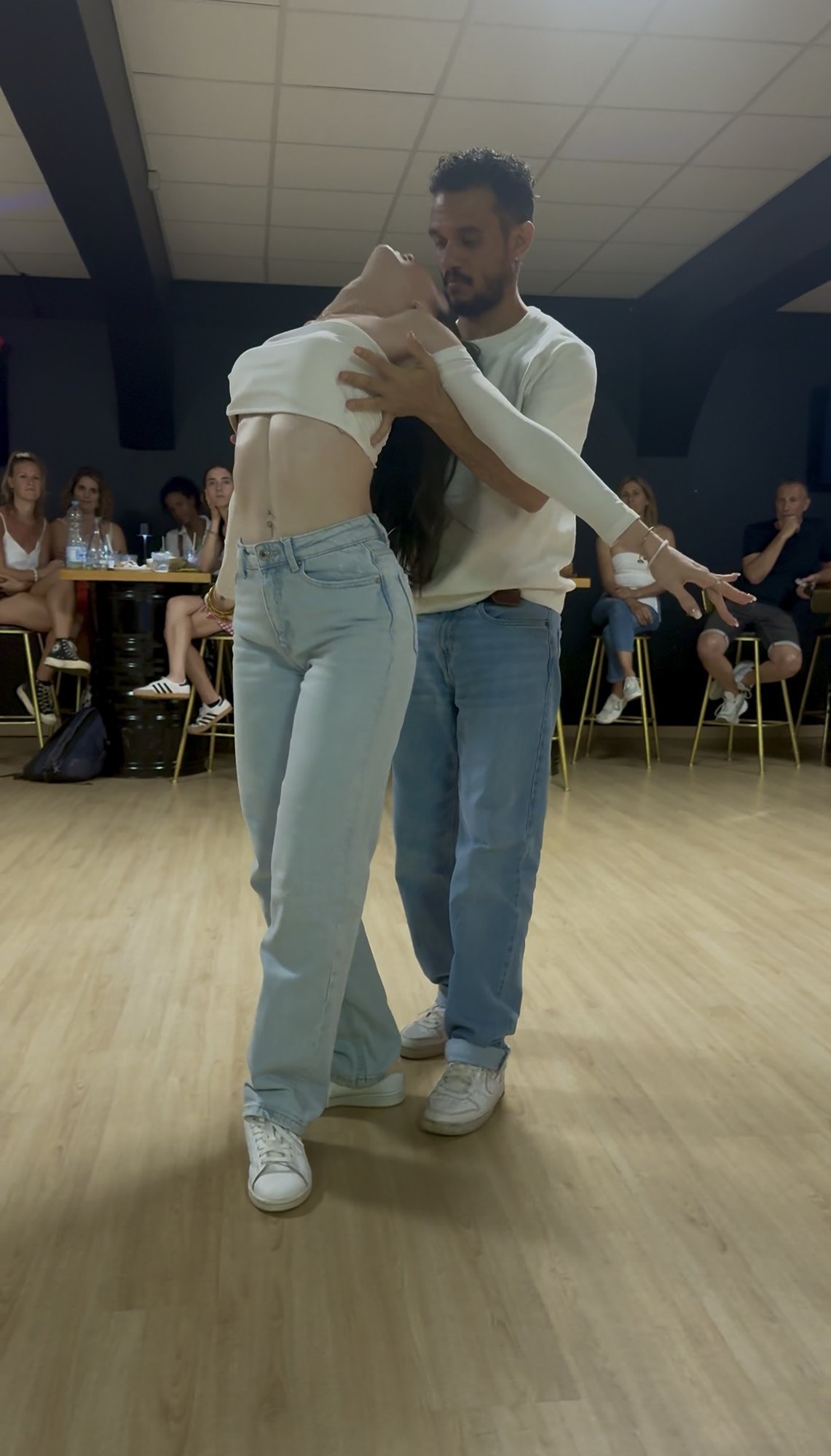 Un dernier instant de danse, tout un public réuni